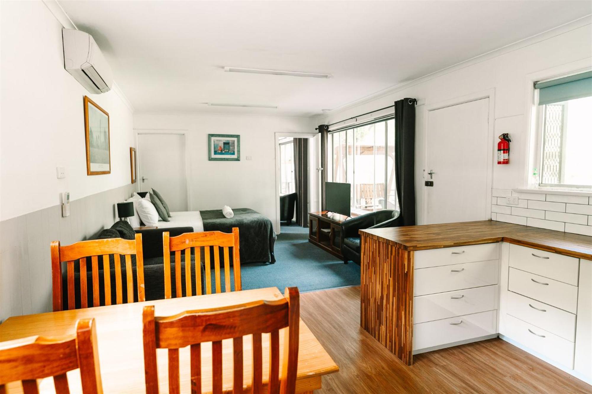 Alpine Riverside Cottages Porepunkah Exterior foto
